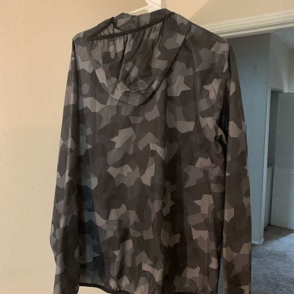 Men’s wind breaker - Picture 2 of 3